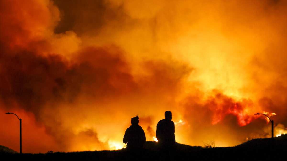 Immagine di L’incendio a Los Angeles distrugge case, studi e gallerie. La corsa a mettere in salvo il possibile