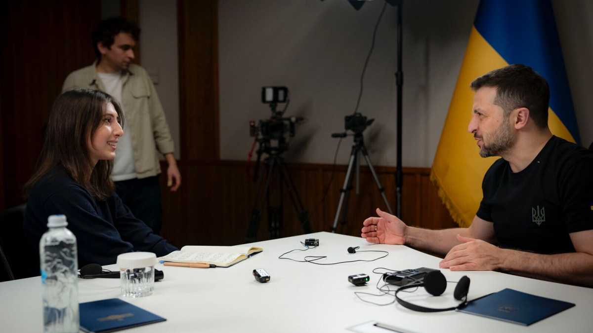 Immagine di Cecilia Sala intervista Zelensky: “Meloni? Spero che il dialogo privilegiato con Trump possa essere utile anche all'Ucraina”
