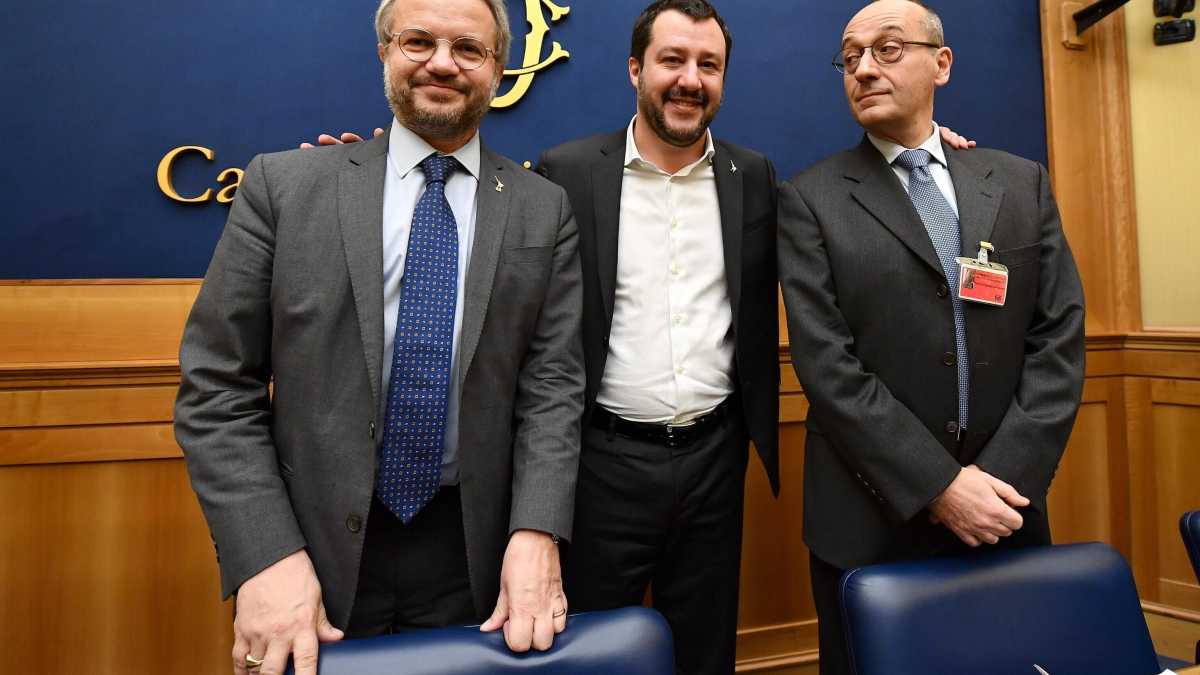 Immagine di Salvini trumpeggia con Borghi&Bagnai: “Italia fuori dall’Oms”