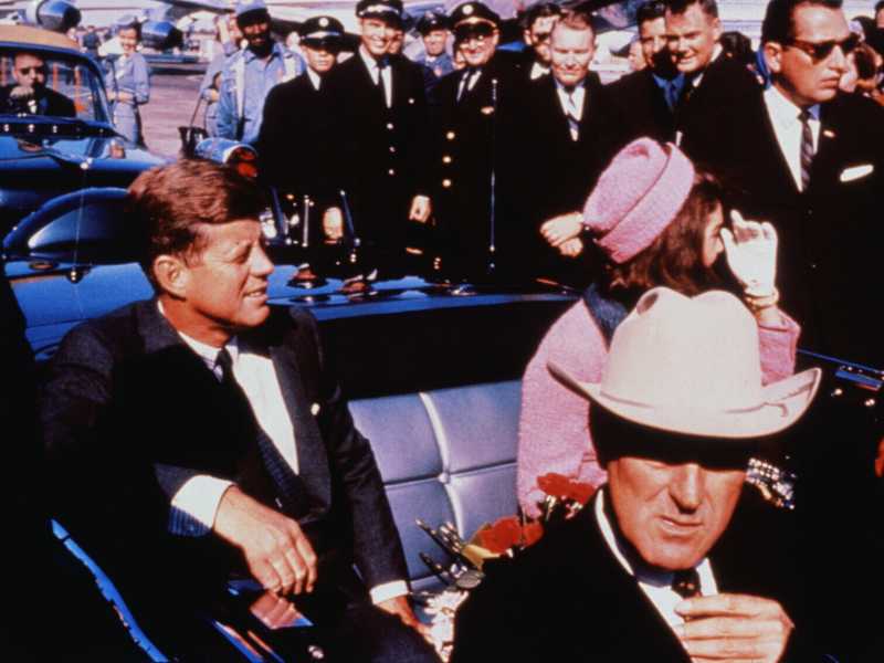 John e Jackie Kennedy con John Connally in auto a Dallas (GettyImages) <br />