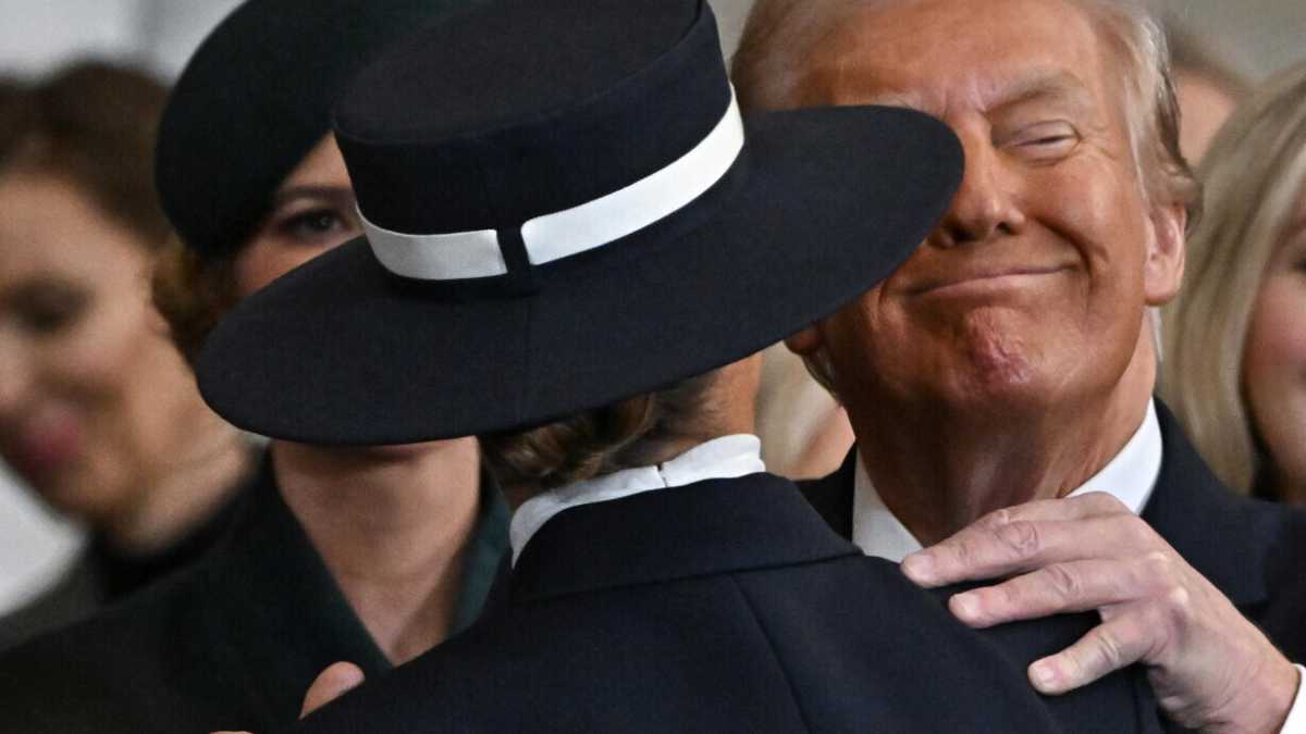 Immagine di La sfida di Melania Trump al protocollo. Cappelli che si fanno simboli di potere e trasgressione