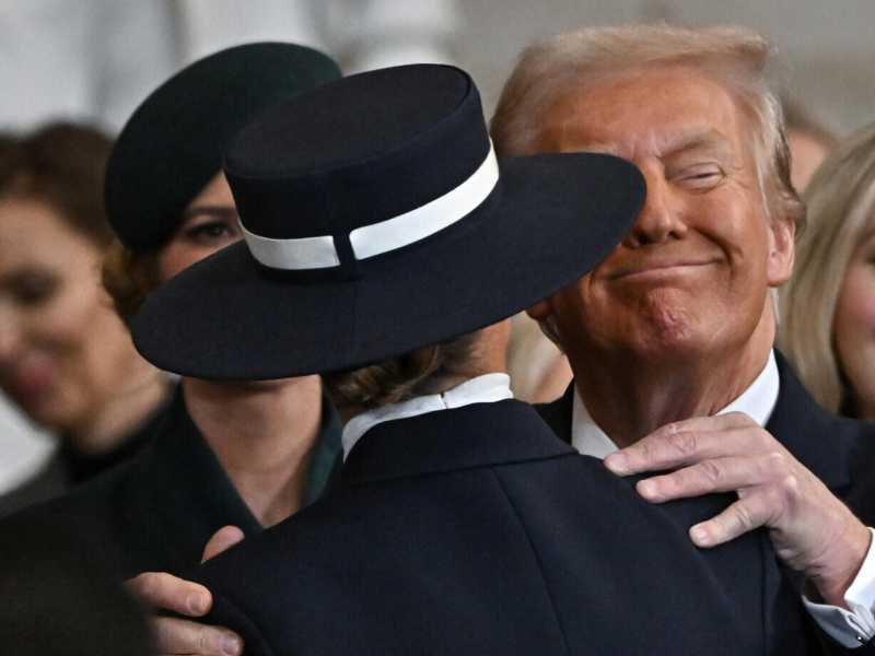 La sfida di Melania Trump al protocollo. Cappelli che si fanno simboli di potere e trasgressione
