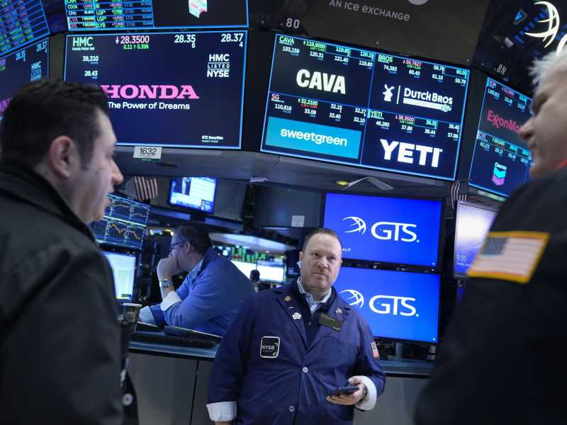 I trader nella Borsa di Wall Street a New York (AP Photo/Seth Wenig)&nbsp;<br />