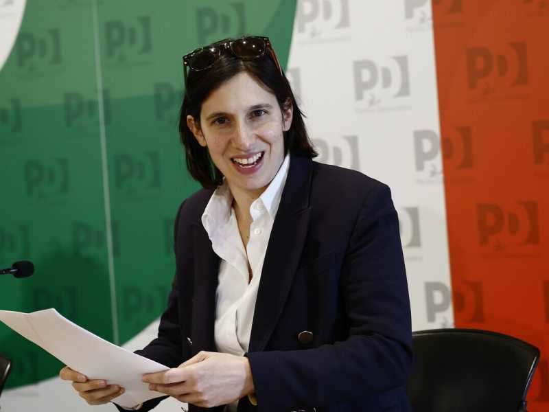 L’attacco a Meloni sulle accise e la svolta pro fossili di Schlein
