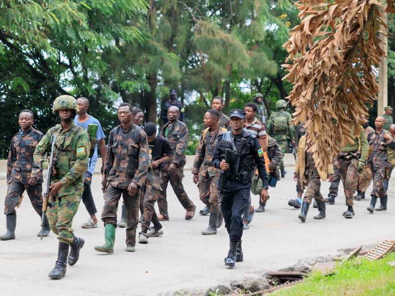 Membri delle Forze armate della Rdc si arrendono e vengono scortati da soldati ruandesi dopo aver attraversato il confine da Goma a Gisenyi (Epa/Moise Niyonzima) <br />