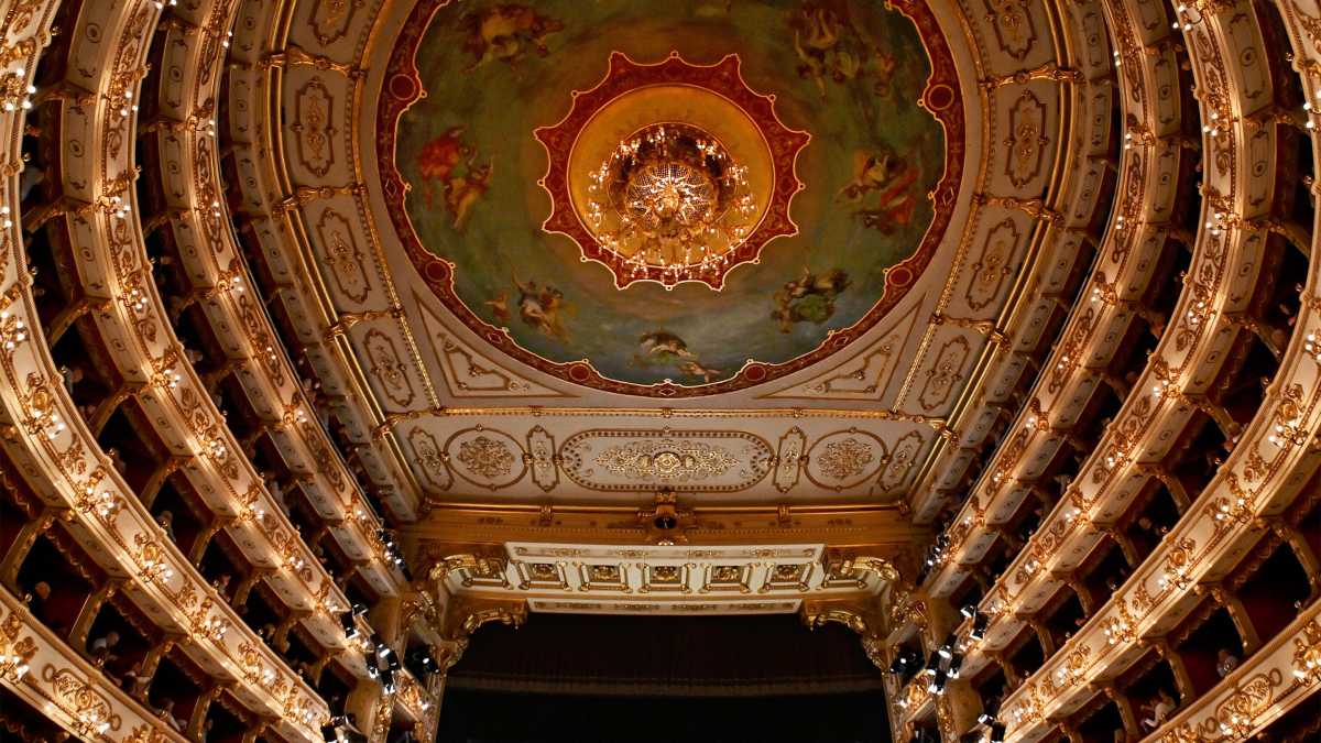 Immagine di Nella “Giovanna d’Arco” di Parma latitano le idee forti. Almeno c’era la malvasia