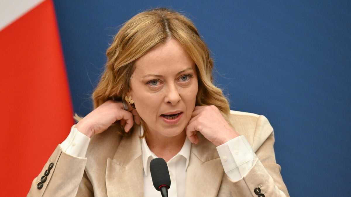 Immagine di Meloni indagata per il caso Almasri. La premier: "Non mi faccio intimidire". E mostra sui social l'avviso di garanzia