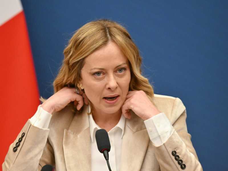 Meloni indagata per il caso Almasri. La premier: "Non mi faccio intimidire". E mostra sui social l'avviso di garanzia