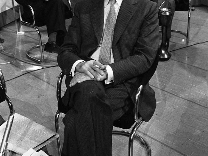 Eugenio Scalfari negli studi della Rai negli anni Ottanta (foto Ansa) <br />