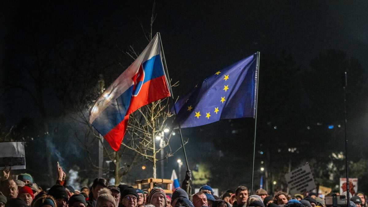 Immagine di Tra le luci della protesta di Bratislava, dove non si sta più zitti