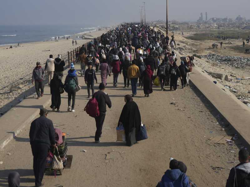 Palestinesi sfollati fanno rientro alle loro case nel nord della Striscia di Gaza (LaPresse)&nbsp;<br />