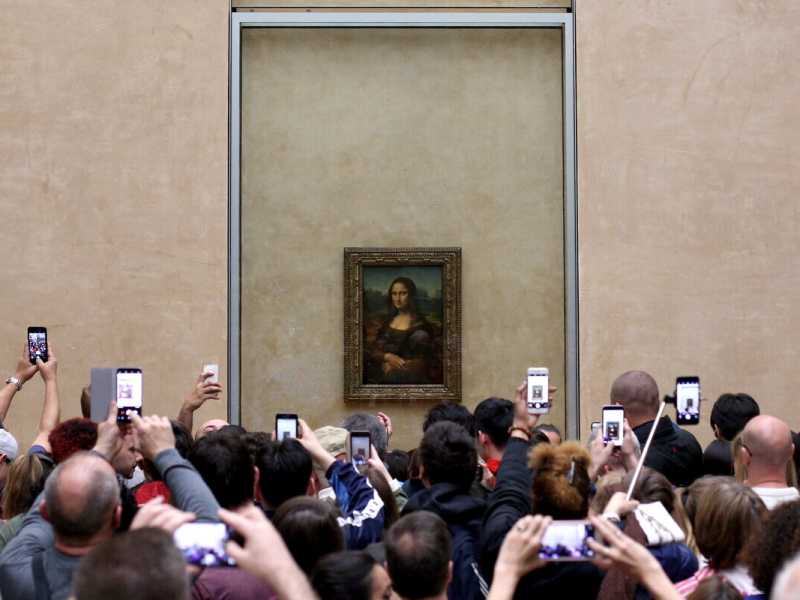 La Gioconda si sposta ma per la massa di turisti serve una Parigi immaginaria