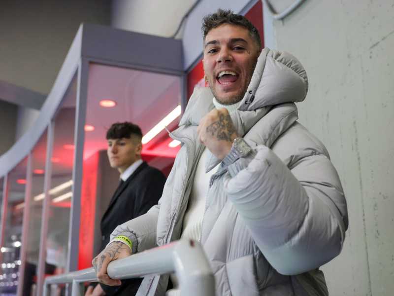 Emis Killa a San Siro durante Milan-Empoli del <span style="color: rgb(8, 8, 8); font-family: Lato, sans-serif; font-size: 14px;">10 marzo 2024 (foto Getty Images)</span>