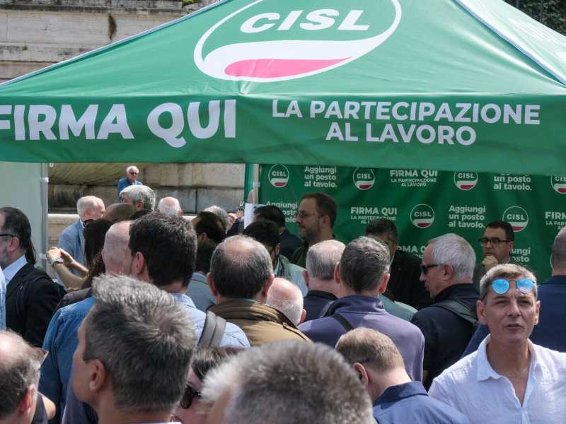 La Cisl a Roma raccoglie le firme per la proposta di legge sulla partecipazione dei lavoratori alla gestione delle imprese (LaPresse) <br />