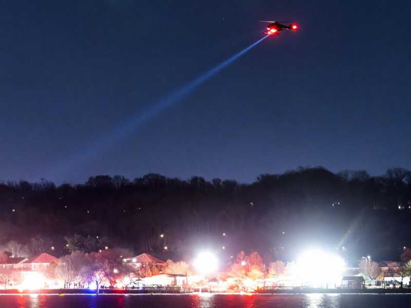 A Washington un aereo di linea è precipitato dopo una collisione con un elicottero militare. Almeno 30 vittime
