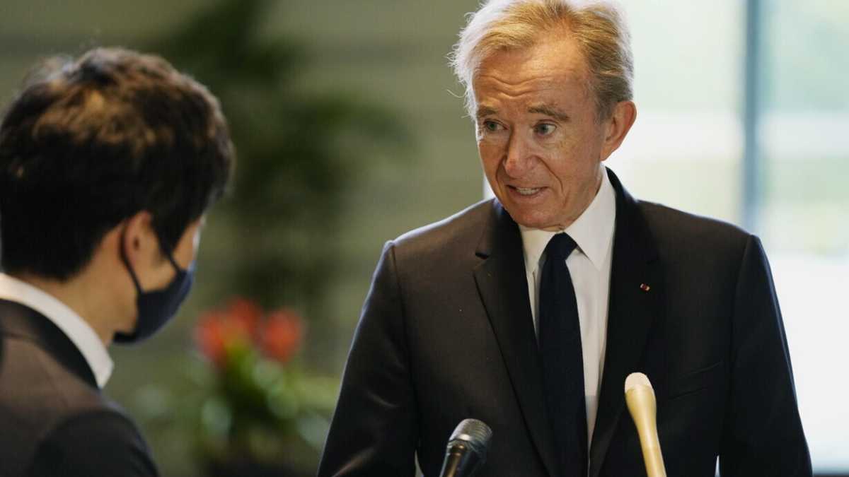 Immagine di Arnault minaccia la Francia delle tasse di delocalizzare nella terra di Trump