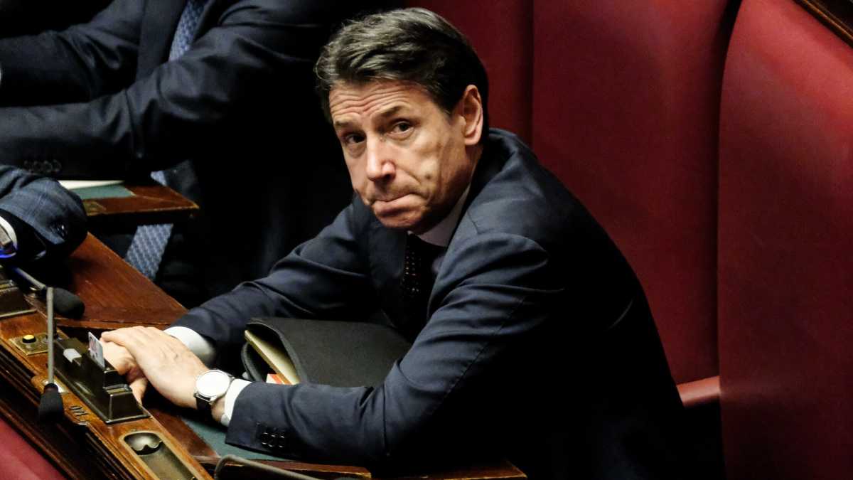 Immagine di "Un pelo" di Conte: "Meloni ha leso lo stato di diritto, si configura il favoreggiamento nel caso libico. E' di primo pelo"