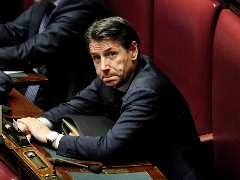 "Un pelo" di Conte: "Meloni ha leso lo stato di diritto, si configura il favoreggiamento nel caso libico. E' di primo pelo"