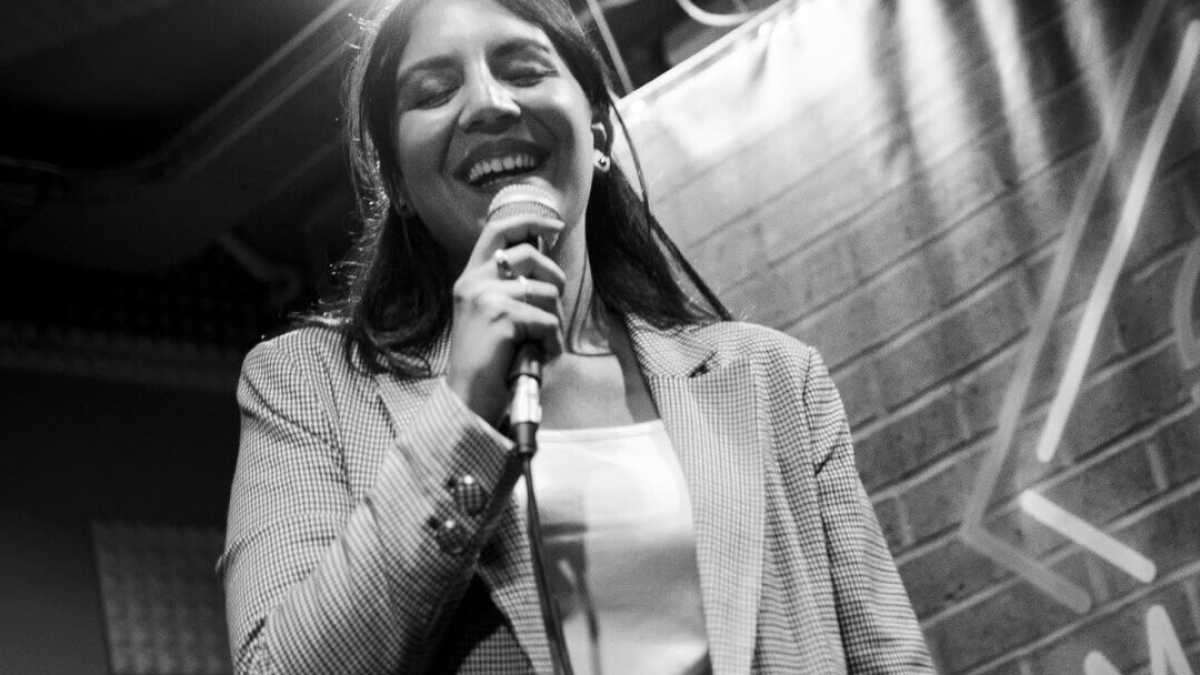 Immagine di Monir Ghassem, giovane comica irriverente con due lauree in tasca