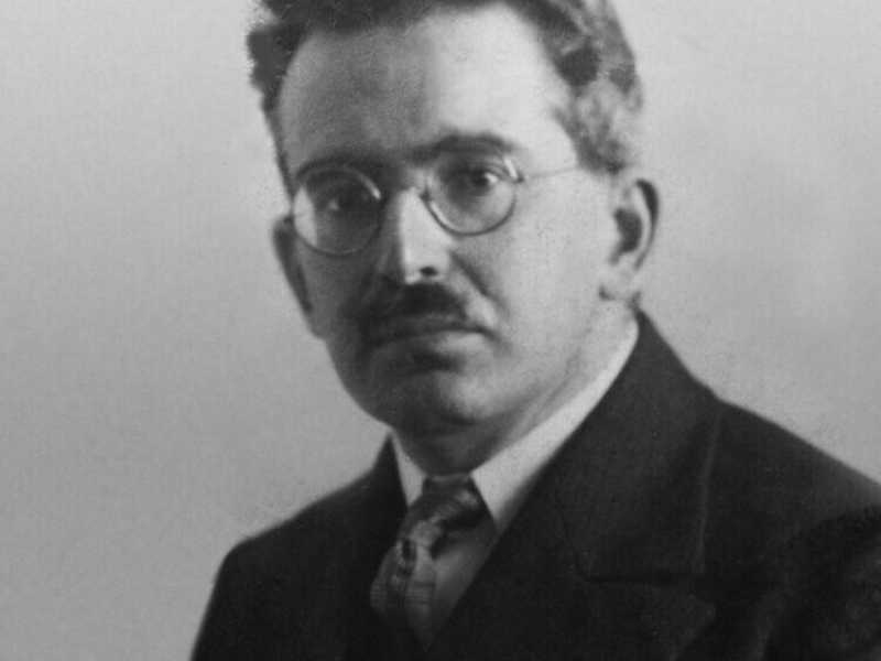 <span style="color: rgb(32, 33, 34); font-family: sans-serif; font-size: 20px;">Walter Benjamin nel 1928 (Foto Wikipedia)</span>