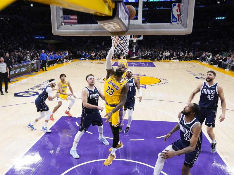 Luka Doncic osserva LeBron James andare a canestro. I due giocheranno assieme (foto Ap, via LaPresse)