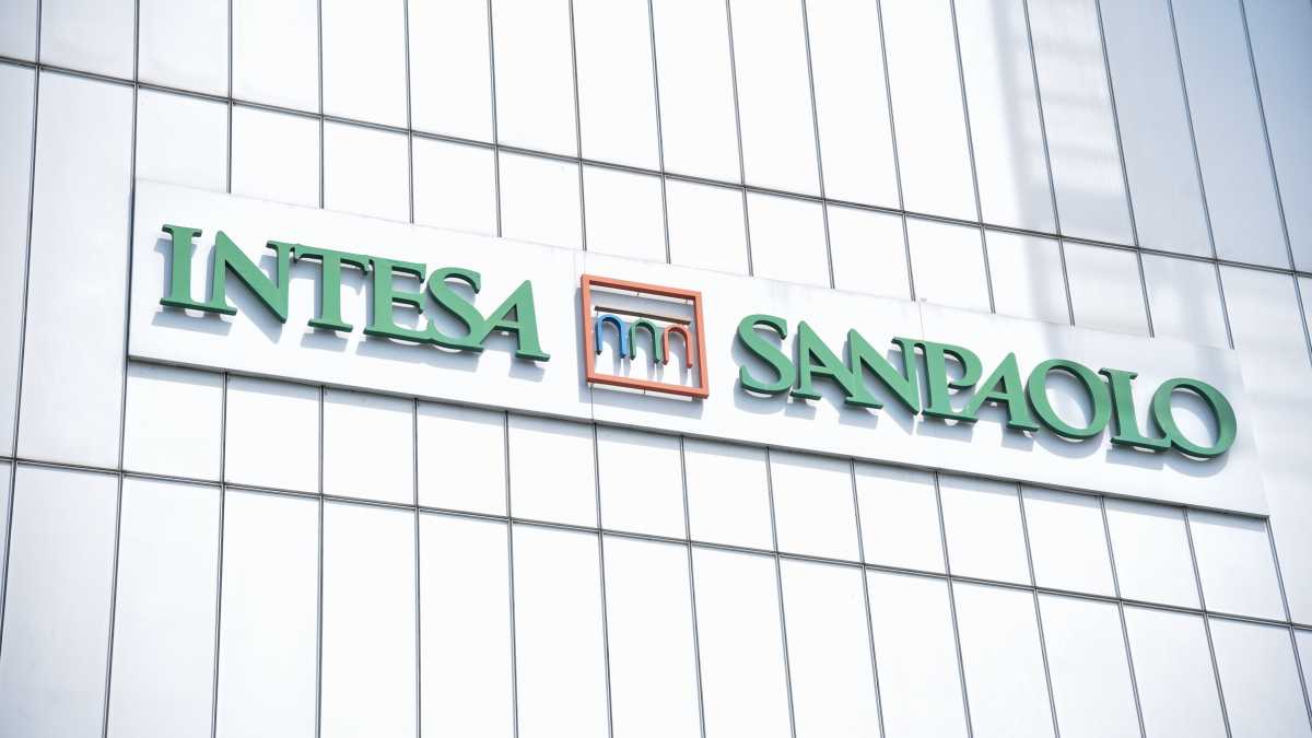 Immagine di Il ceo di Intesa Sanpaolo tiene alla larga il dossier Mediobanca ma lancia messaggi al mercato
