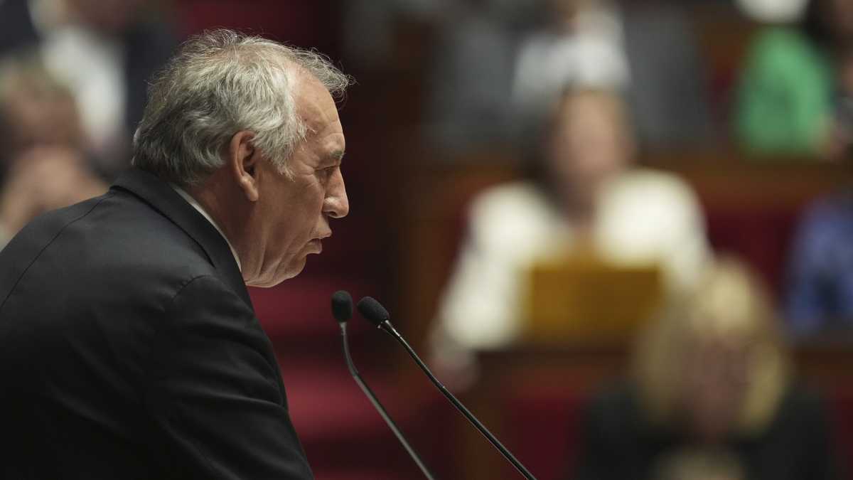 Immagine di I socialisti francesi salvano Bayrou