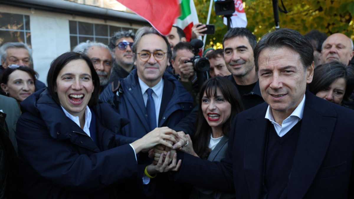 Immagine di Il M5s accusa Schlein di “plagio” (non senza motivo). Campo largo e ferri corti