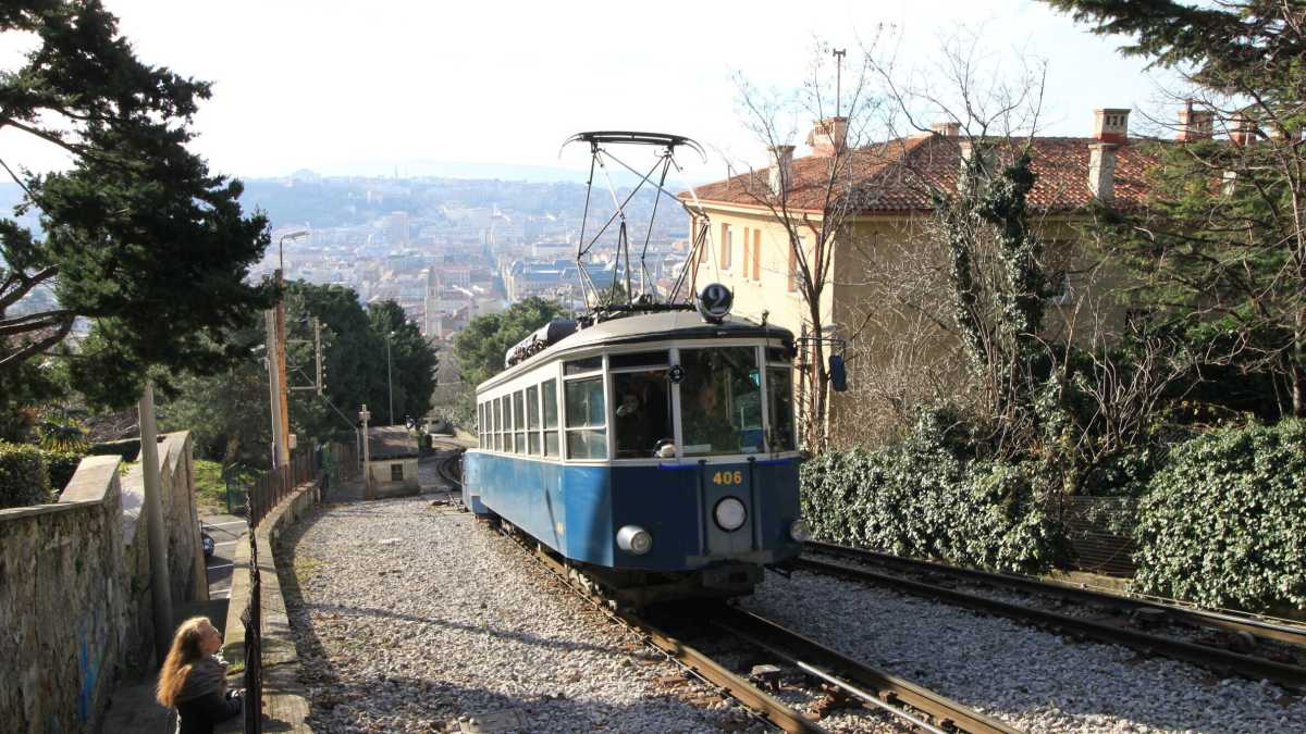 Immagine di Il mondo va in malora, ma almeno è tornato il vecchio tram di Opicina