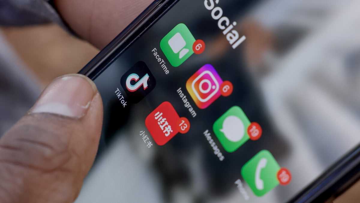 Immagine di TikTok, incidenti domestici e tubi di rossetto Saint Laurent