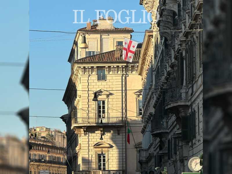 La bandiera della Georgia su Palazzo Grazioli &copy; Il Foglio<br />&nbsp;<br />