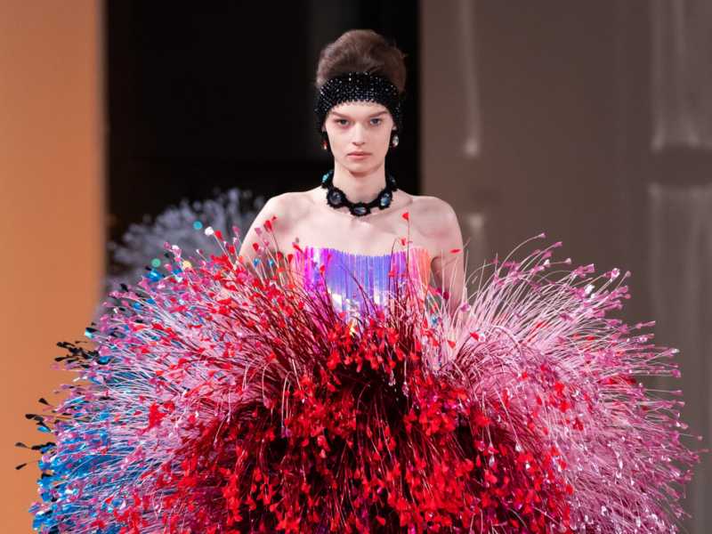 Uno dei look pi&ugrave; spettacolari della prima sfilata couture di Kevin Germanier, trentenne di Sierre, in Svizzera (foto courtesy Germanier)&nbsp;<br />