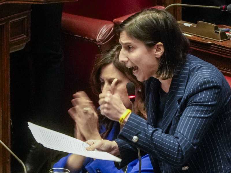 L'avvocata Schlein, si esalta sulla Libia, dà lezioni a Nordio. Il "dono" di Meloni. Pichetto: "Su Almasri ci siamo fatti intortare"