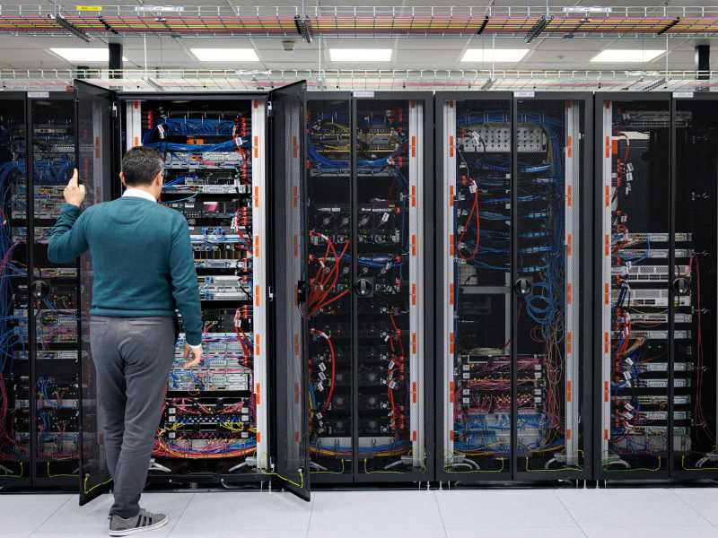 Armadi server in un data center a Norimberga (Foto di Daniel Karmann/picture alliance via Getty Images)&nbsp;<br />