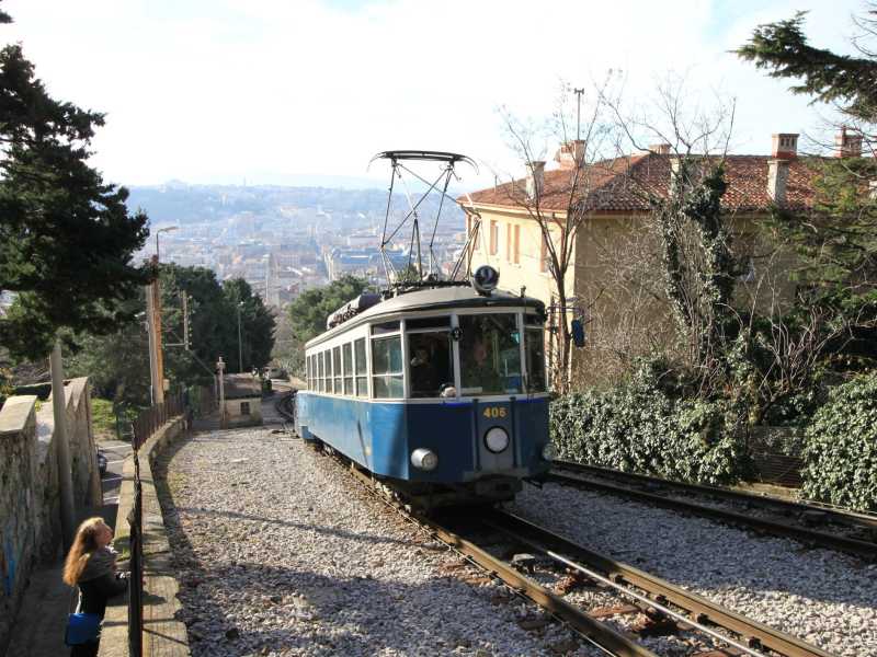 Il mondo va in malora, ma almeno è tornato il vecchio tram di Opicina