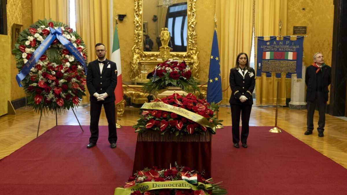 Immagine di Il saluto ad Aldo Tortorella. Sposetti: la mia generazione non ce l'ha fatta. Lo sguardo cade su D'Alema
