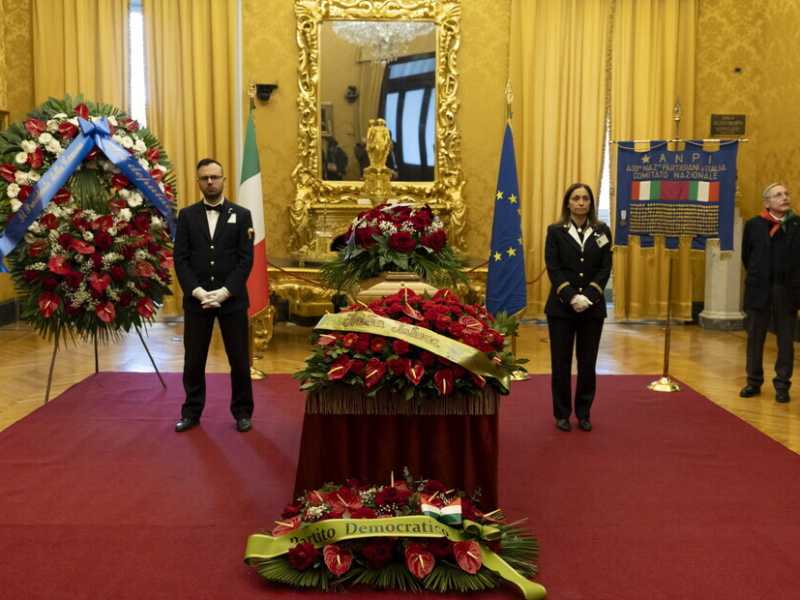 <font color="#2e2d2d"><span style="font-size: 12px;">La camera ardente di Aldo Tortorella a Montecitorio (Ansa)</span></font>
