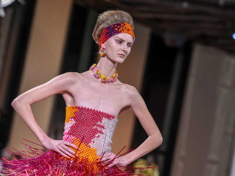 Modella presenta una creazione della collezione haute coutere primavera estate 2025 disegnata da Kevin Germanier (Ansa)