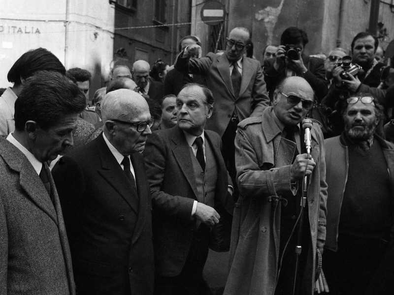 Enrico Berlinguer, Sando Pertini, Antonello Trombadori e Francesco Rosi ai funerali di Luchino Visconti a roma il 19 marzo 1976 (Ansa)<br />
