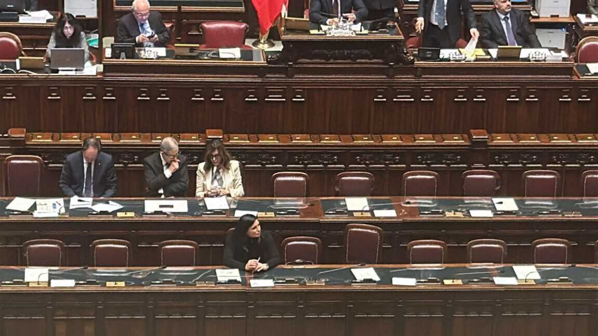 Immagine di Santanchè lasciata sola in Aula rimpiange il garantismo ai tempi del Cav. Ma ora Meloni ha altre grane