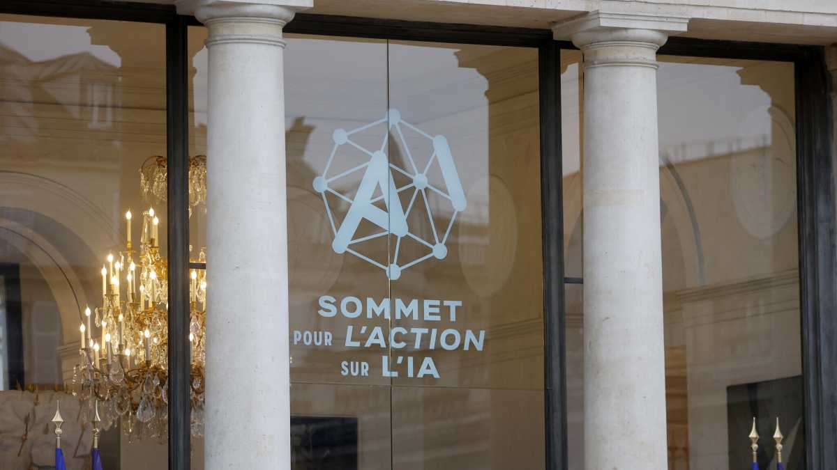 Immagine di Sul vertice IA di Parigi aleggia lo spettro di DeepSeek, ma per Google l’ecosistema cresce e i costi scendono