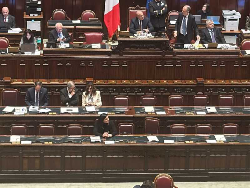 Santanchè lasciata sola in Aula rimpiange il garantismo ai tempi del Cav. Ma ora Meloni ha altre grane