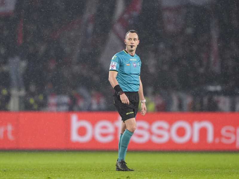 L'arbitro Ermanno Feliciani durante la partita Torino-Genoa (foto LaPresse)<br />