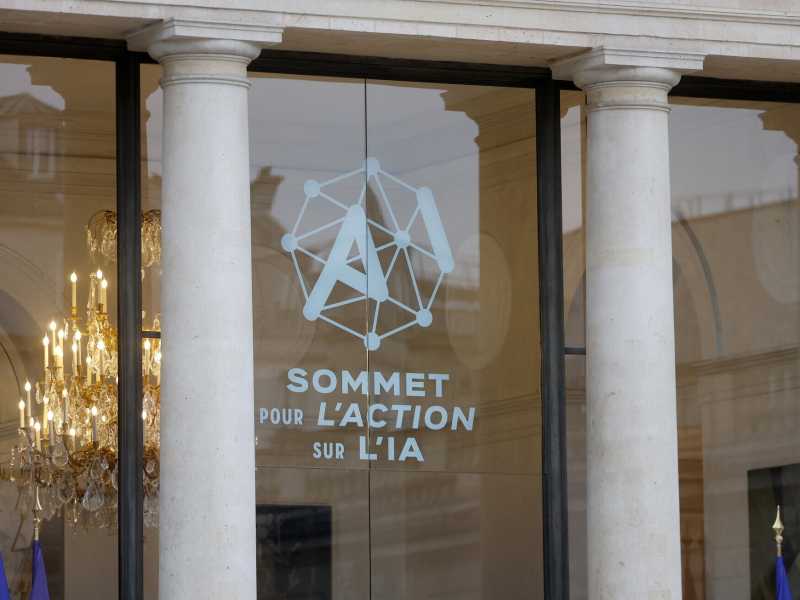 Il logo dell'AI Action Summit sulla facciata dell'Eliseo il 10 febbraio 2025 (Foto di Chesnot/Getty Images)&nbsp;<br />