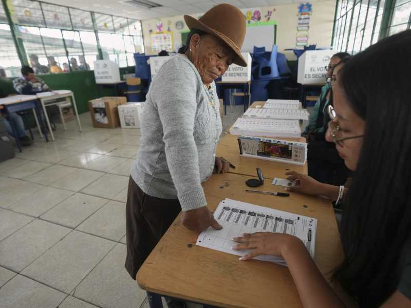 Una donna timbra la sua impronta digitale sulla lista elettorale alle presidenziali a Quito, domenica 9 febbraio 2025 (AP Photo/Dolores Ochoa)&nbsp;<br />