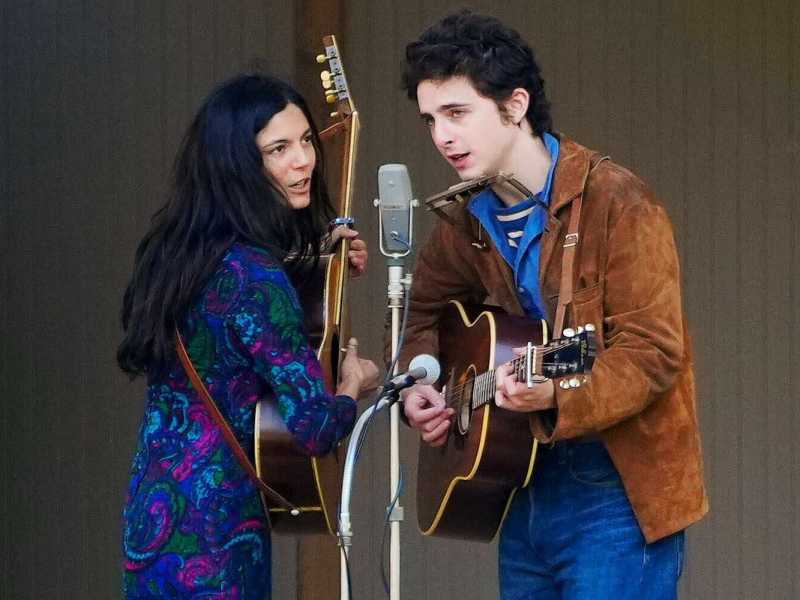 Monica Barbaro è Joan Baez e Timothée Chalamet è Bob Dylan in “A Complete Unknown” di James Mangold <br />