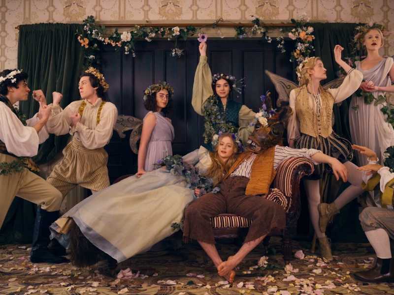 “Dickinson”, con Hailee Steinfeld (in piedi al centro), è un racconto anacronistico con una Emily rock 