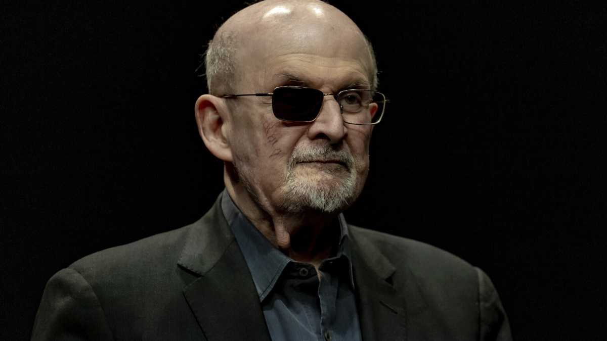 Immagine di “Ero in un lago di sangue, il mio”. Le parole di Rushdie di fronte al suo aggressore