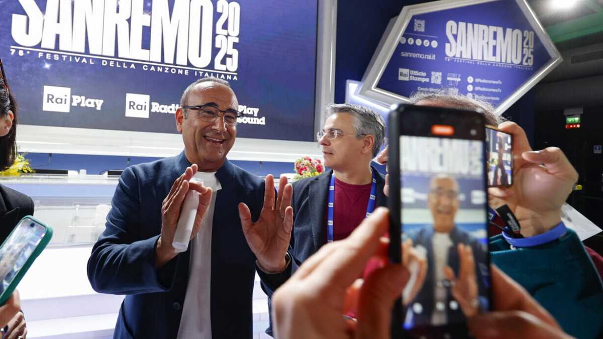 Immagine di Anche Amadeus e Fiorello hanno guardato Sanremo. Il ministro Urso all’Ariston (con un francobollo)