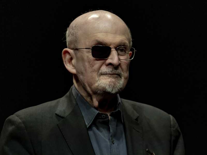 “Ero in un lago di sangue, il mio”. Le parole di Rushdie di fronte al suo aggressore